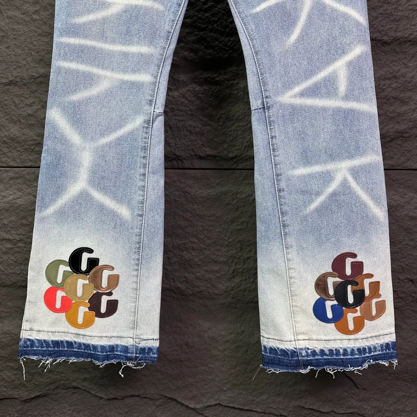P240 GALLERY DEPT. 2026 New Colorful Skin Embroidered Letter Splicing Couple Style Washed Loose Bootcut Jeans 🔥High Version🔥High Version🔥 Top Ceiling Quality Styles with different washed textures are very friendly to people with thin legs and thick legs. The bootcut version is very flattering to the leg shape. Moderate length that never goes out of style, easy and casual to match, basic styling for various styles, a must-have in the wardrobe! The fabric is stiff but also makes the upper body soft without losing texture. The washing process is even more perfect. It is a must-have item for everyone! ! ! Washed wheat, hang tag, pants label, complete with three labels Color: light blue Size: 28, 30, 32, 34, 36 (five sizes)
